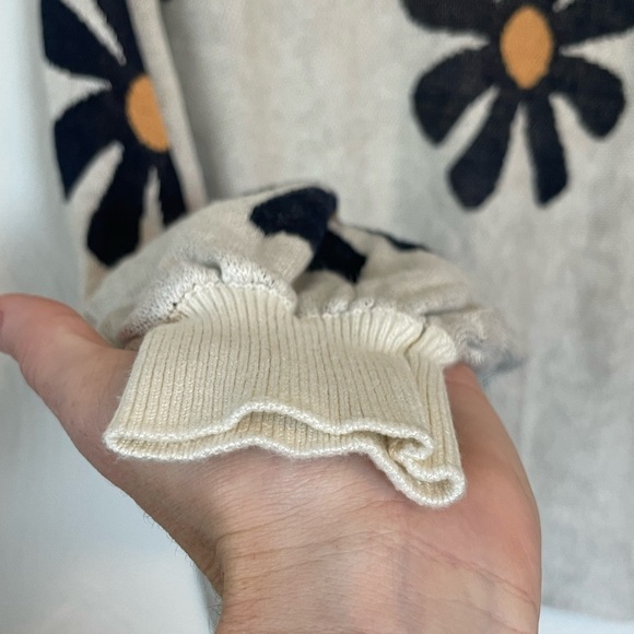 Daisy Novelty Print Cozy Sweater Long Sleeve Top with Balloon Sleeves Size L - Picture 3 of 4